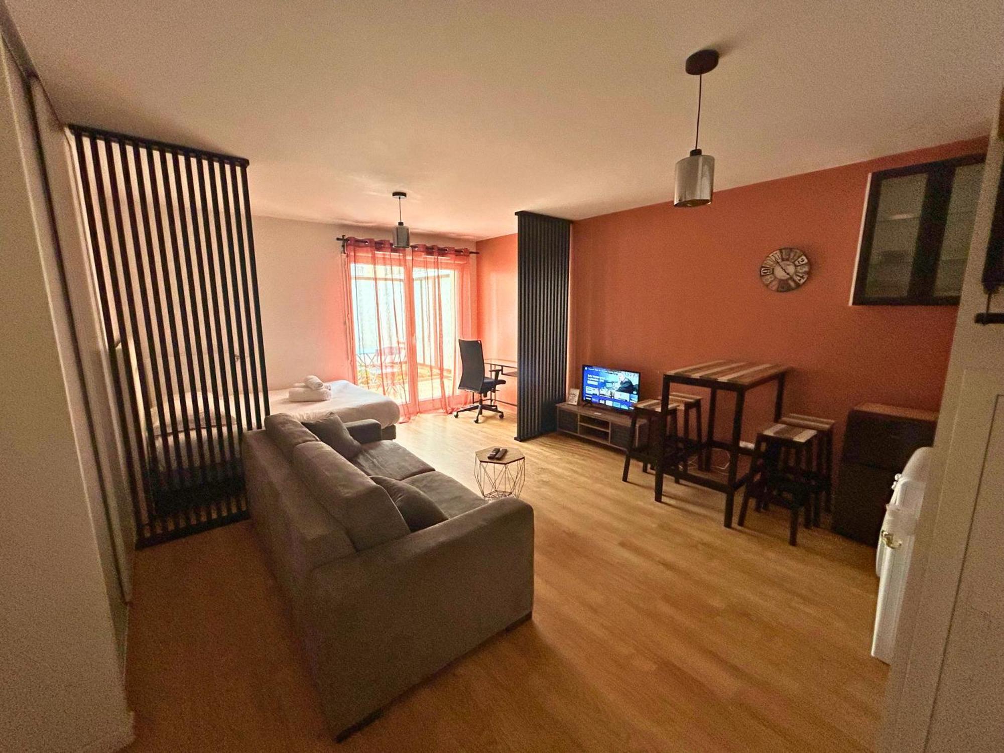 Studio Spacieux 4 Personnes Avec Terrasse Privee & Bureau - Gare A 4Min, Paris En 30Min ヴィリエ・シュル・マルヌ エクステリア 写真